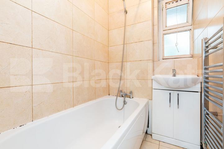 			FANTASTIC 3 BEDROOM FLAT IN HACKNEY, 3 Bedroom, 1 bath, 1 reception Flat			 Amhurst Road, HACKNEY-DALSTON